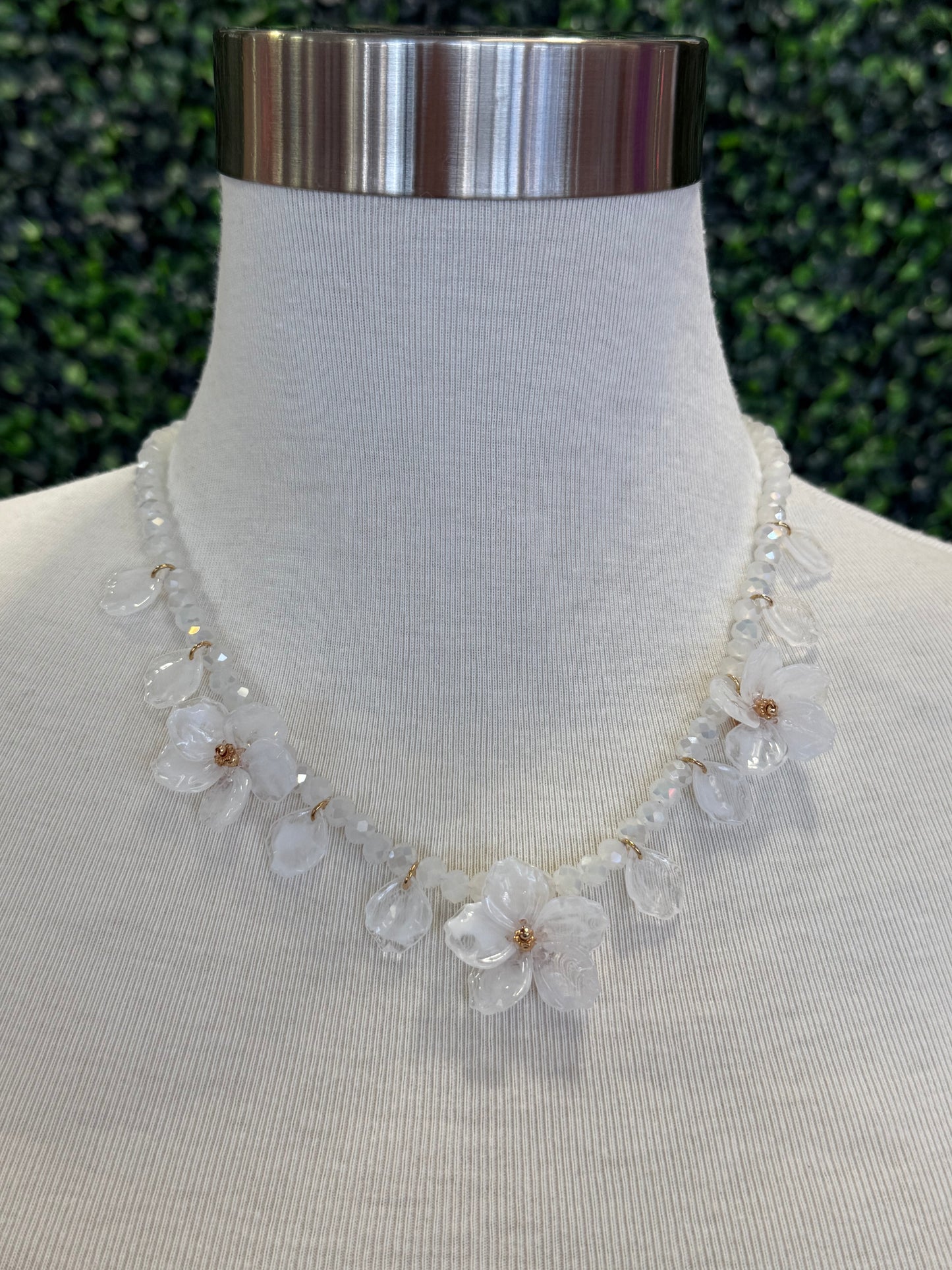 Crystal flower necklace Gold