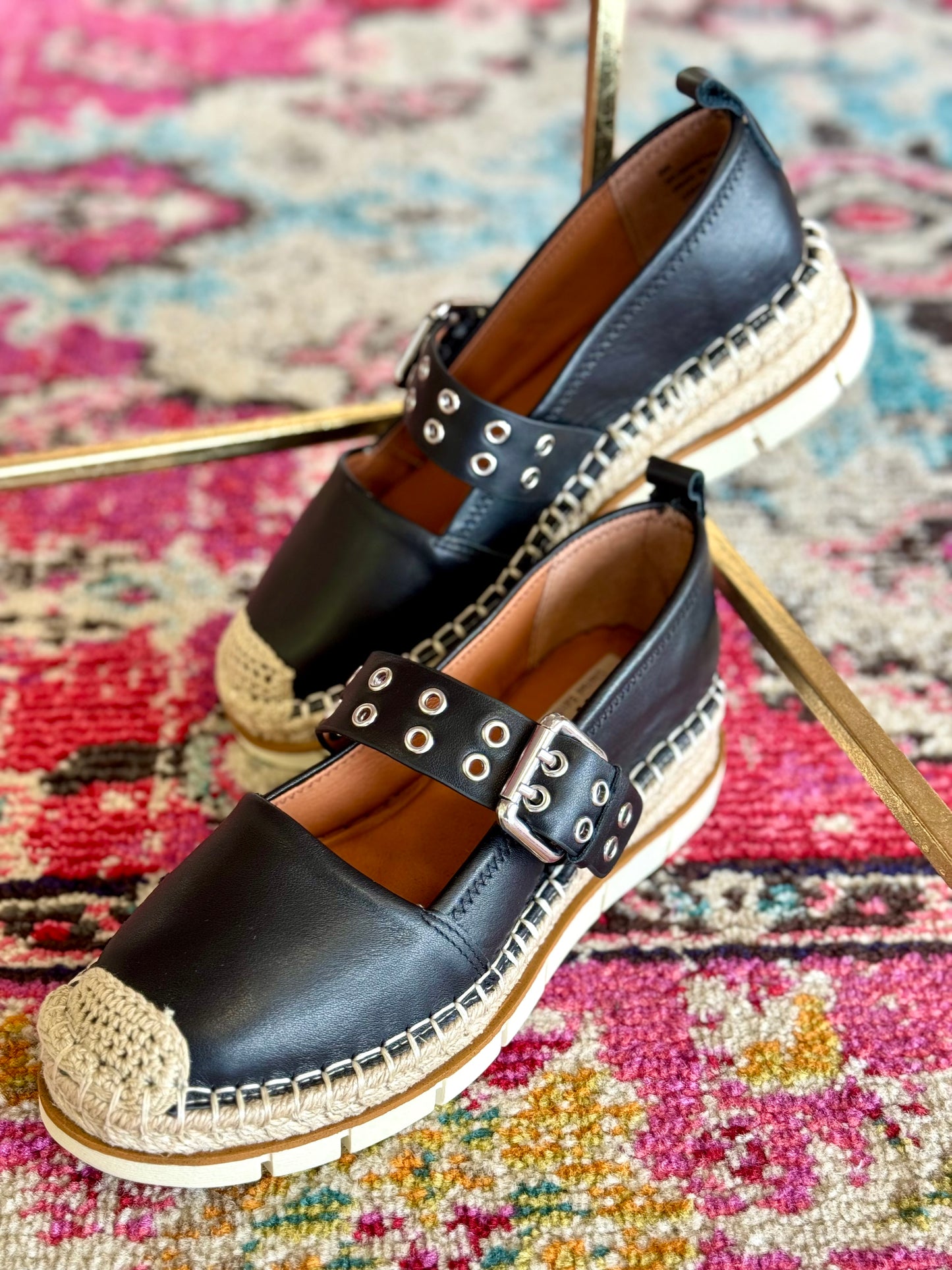 Valri-Black