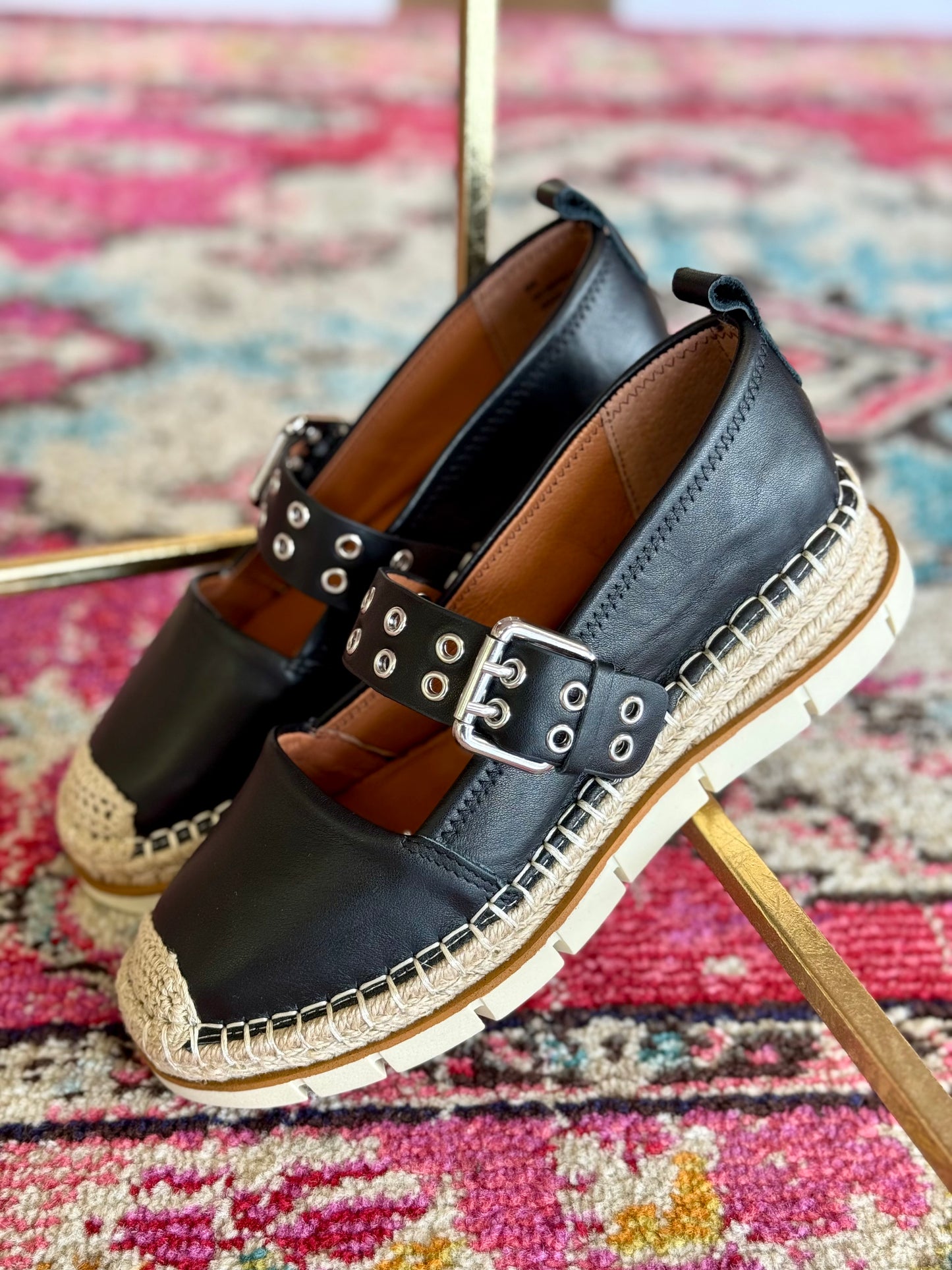 Valri-Black