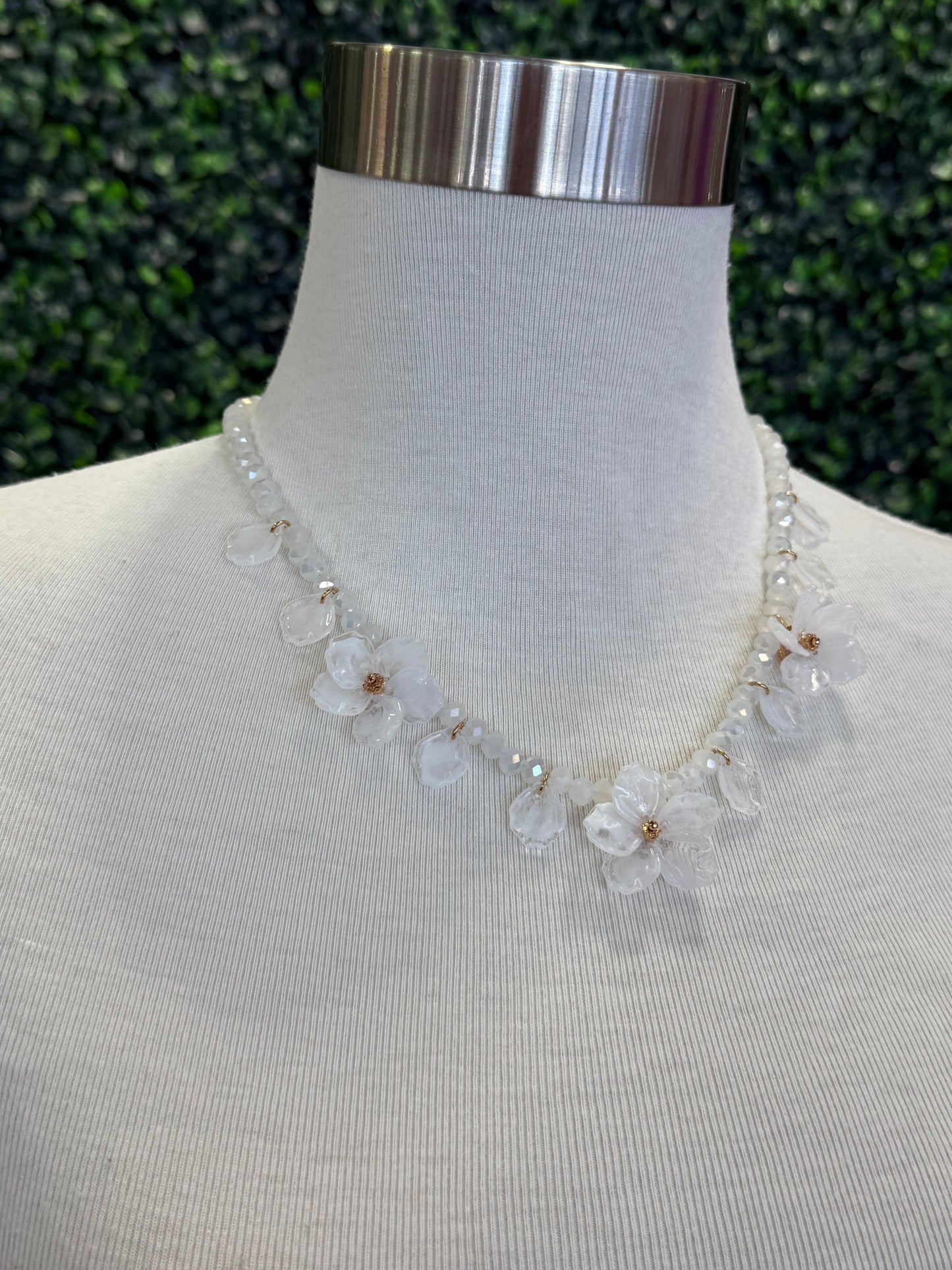 Crystal flower necklace Gold