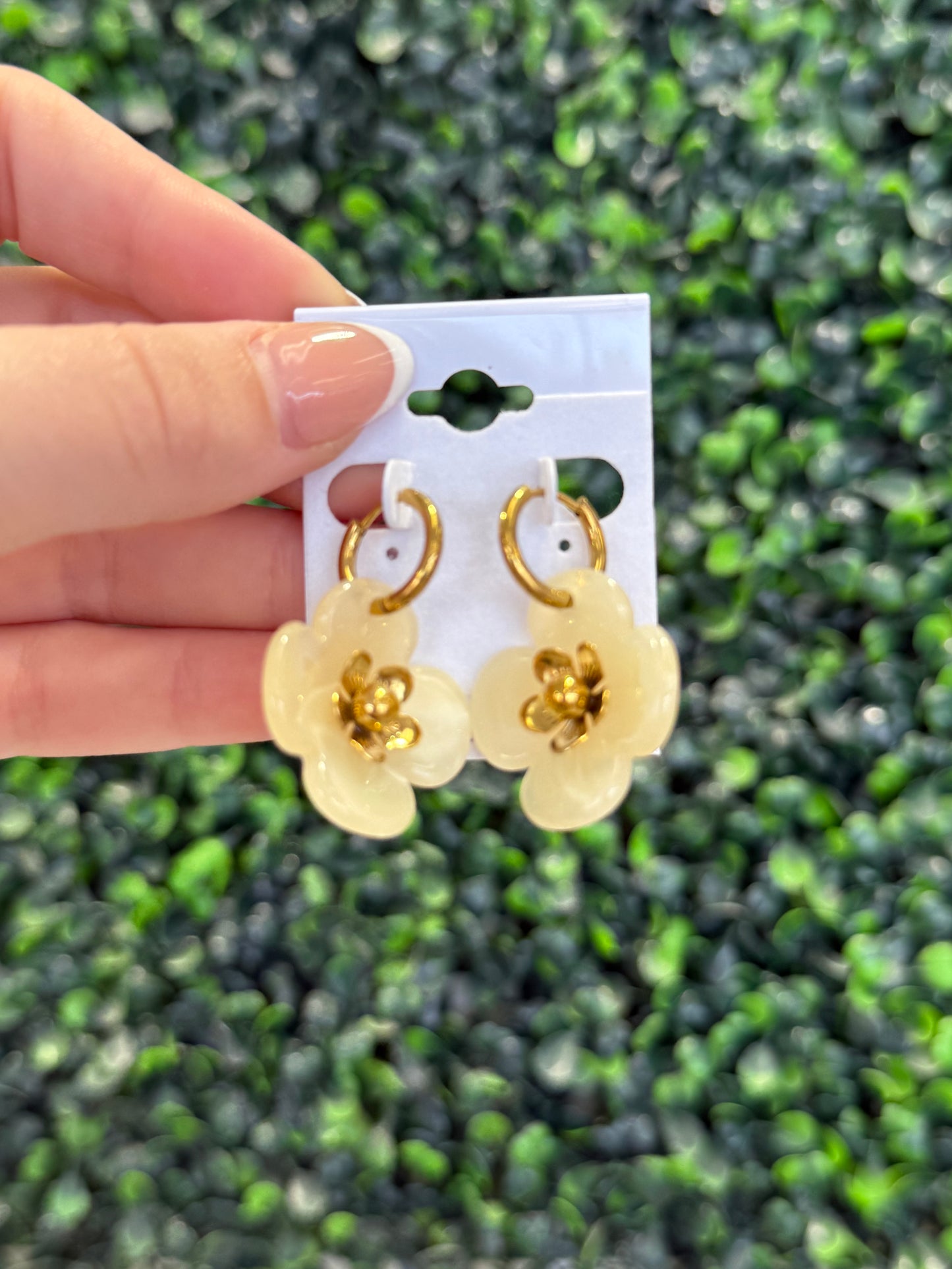 Aly cream flower earrings